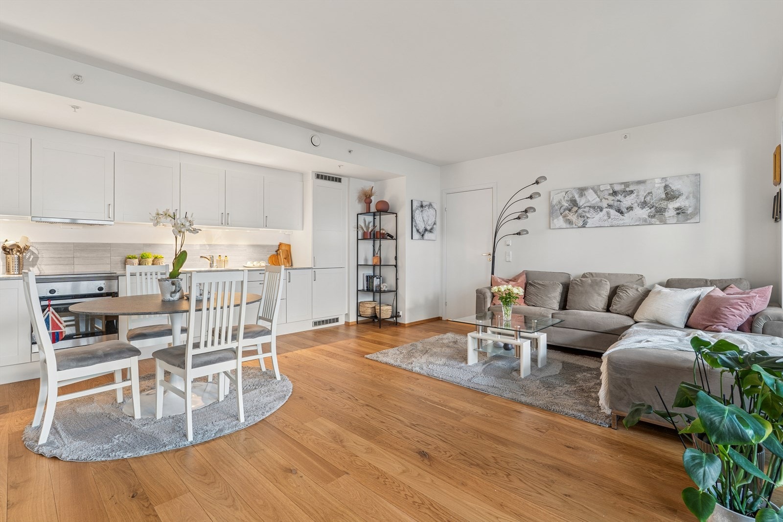 Her har man rom for å møblere med både sofa- og spisegruppe. Galleribilde