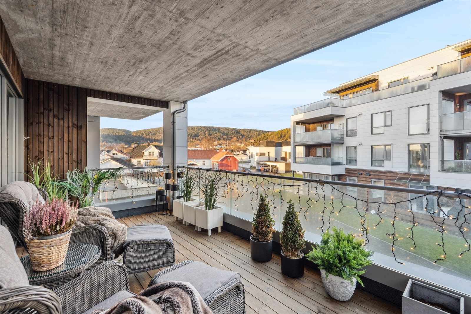 Fra stuen har man utgang til en overbygget balkong på 15 kvm hvor man har god plass til å møblere med sittegruppe. Galleribilde