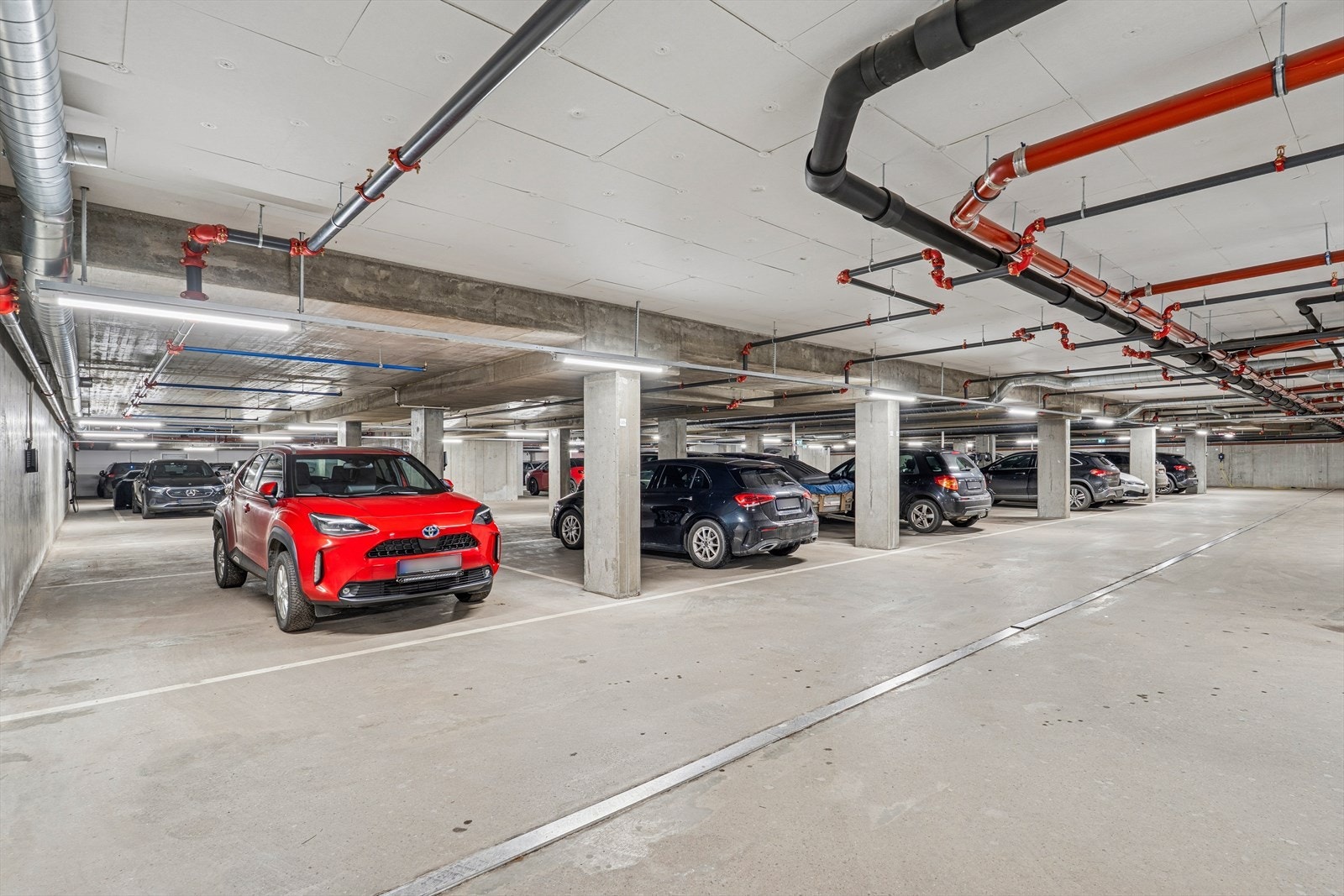 Leiligheten disponerer i dag HC-plass med elbillader. Skulle det være andre beboere i borettslaget som har behov for HC-plass, kan man bli nødt til å gi bort parkeringsplassen sin til fordel for en annen parkeringsplass. Galleribilde