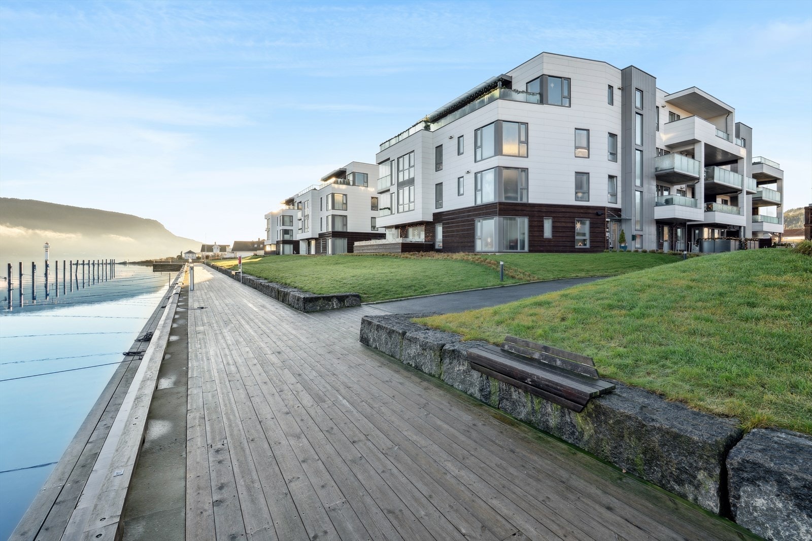 Like nedenfor boligblokken finner man brygge hvor man kan ta morgenbadet. Galleribilde