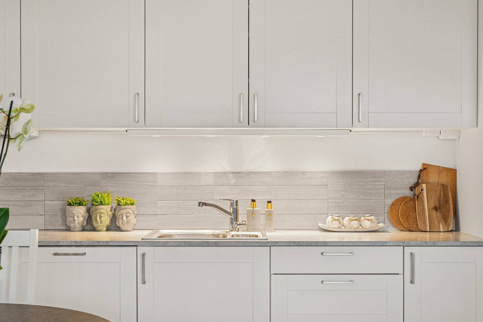 Kjøkkenet er ellers utstyrt med kombiskap, oppvaskmaskin, stekeovn, koketopp og kjøkkenventilator med avtrekk via mekanisk avtrekksanlegg. I tillegg er det montert vannstoppsystem og komfyrvakt. Galleribilde