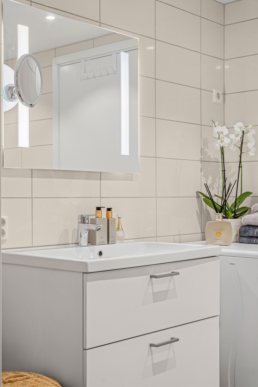 Badet er ellers innredet med dusjhjørne, vegghengt toalett og baderomsinnredning med nedfelt servant. I tillegg har man opplegg for vaskemaskin. Galleribilde