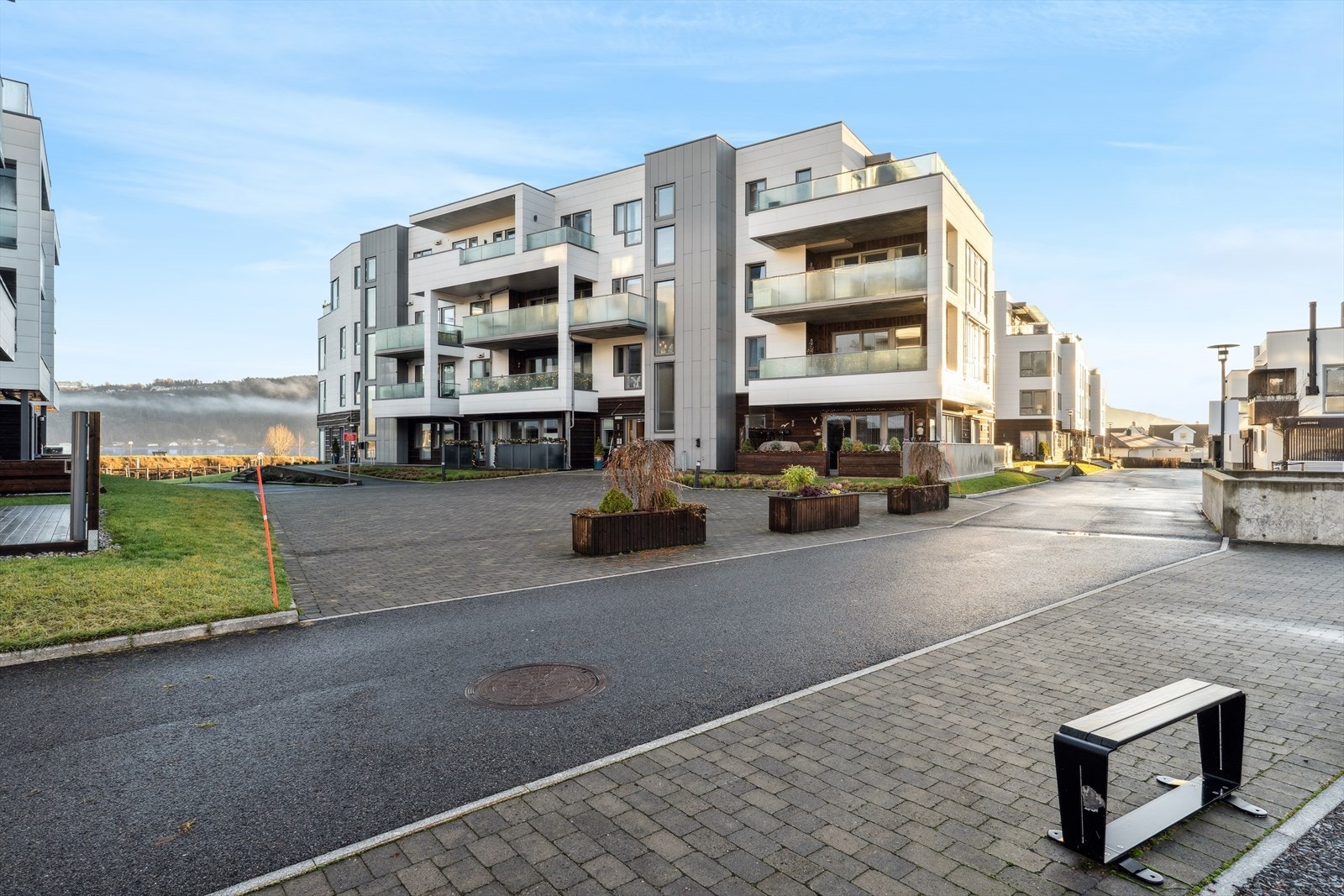 Fellesområdene er flott opparbeidet med grøntarealer og beplantning. Galleribilde