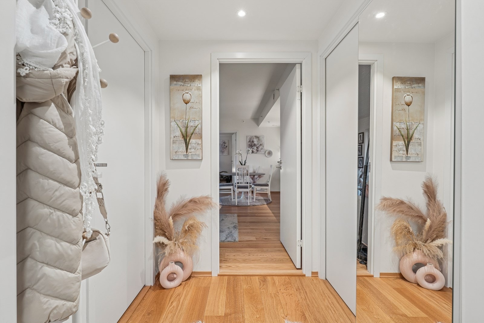 Man ønskes velkommen inn i en romslig gang hvor man har god plass til å henge fra seg yttertøy og sko. Galleribilde