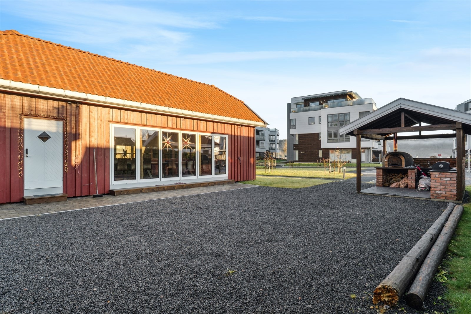 Beboerne kan også leie et felles forsamlingshus og ekstra overnattingsplasser til gjester. Ute er det også laget til et koselig utekjøkken. Her har man et flott samlingssted for naboer, venner og familie! Galleribilde