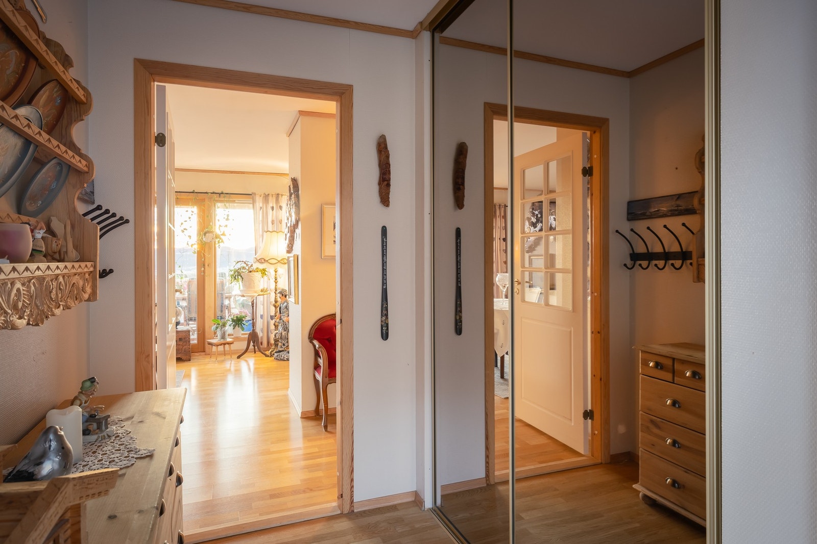 Man ønskes velkommen inn lys entrè med rikelig av plass til ytterklær og sko i en skyvedørsgarderobe. Galleribilde