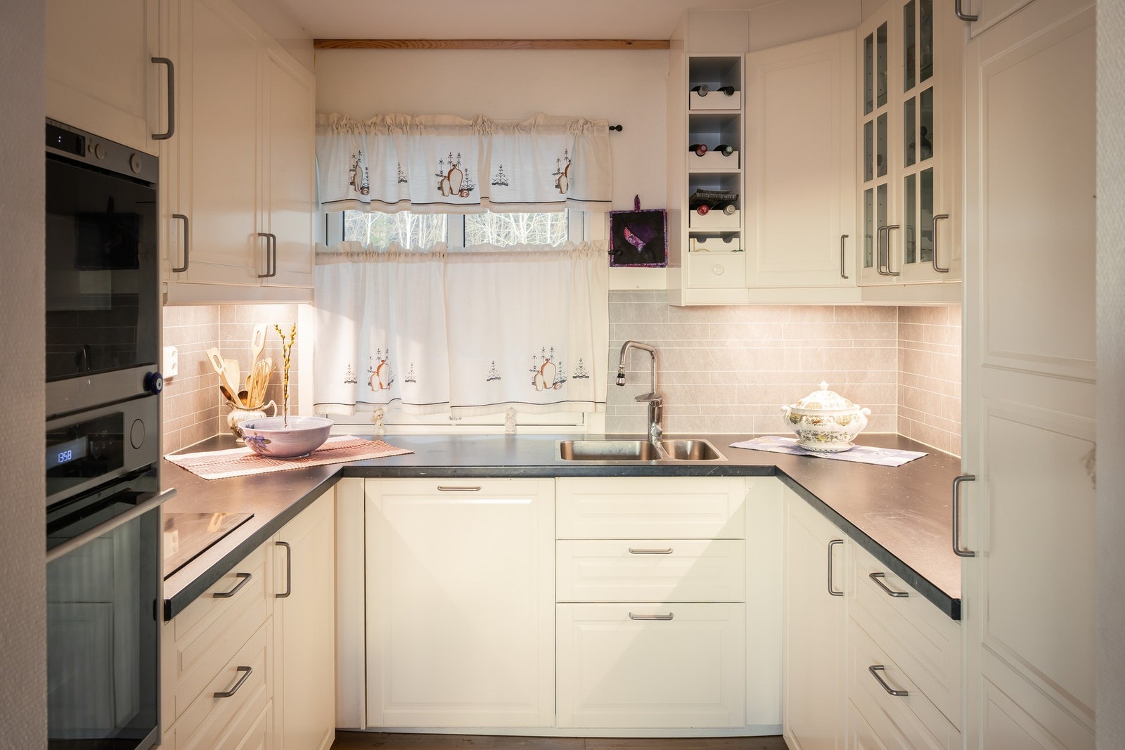 Av integrerte hvitevarer som medfølger er det kjøleskap, oppvaskmaskin, platetopp, stekeovn, mikrobølgeovn og ventilator. Komfyrvakt er etablert. Galleribilde