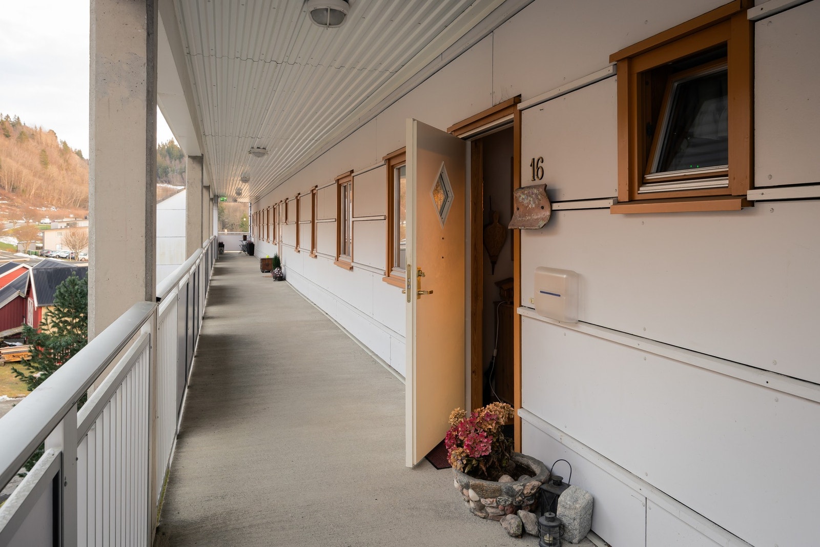 Takoverbygg hele veien til heis og nedgang til parkering. Galleribilde