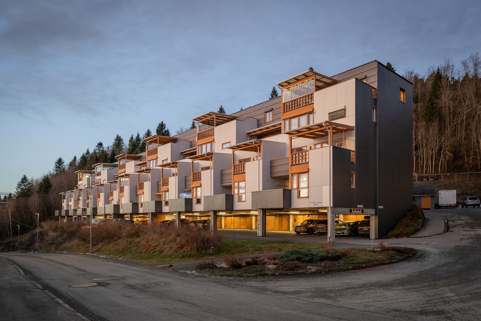Fin beliggenhet i Husbykleiva i rolige omgivelser i en blindgate med lite trafikk. Her har man kort vei til turterreng samt kun 3 km til Stjørdal sentrum enten via gangvei eller buss som går like nedenfor. Galleribilde