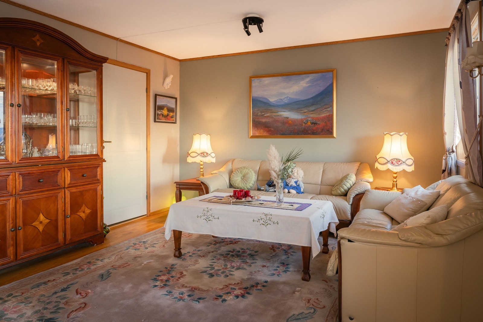 Stuen har god plass til både sofagruppe og spisegruppe. Galleribilde