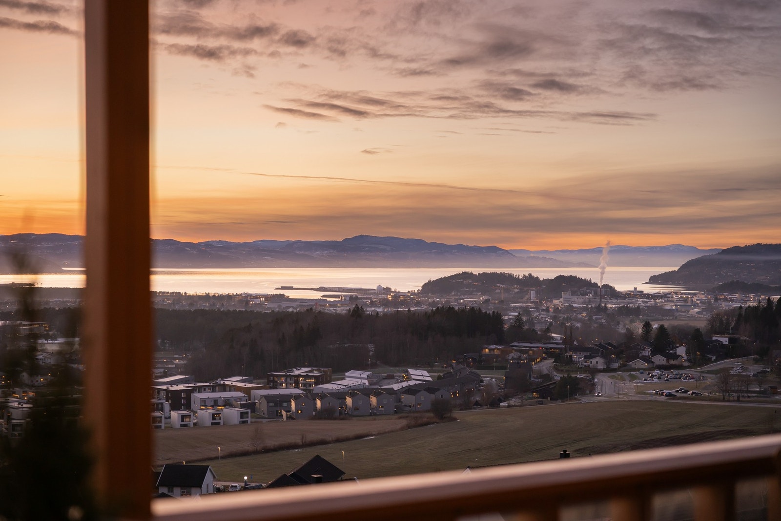 På klare dager kan man se helt til Tyholttårnet. Galleribilde