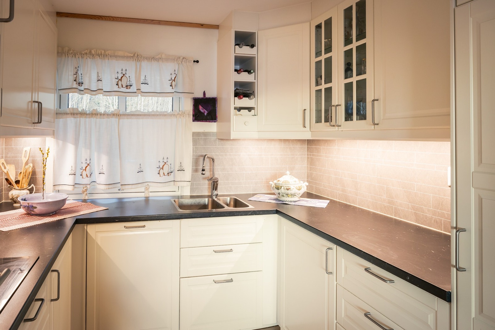 Kjøkkenet har rikelig med skap- og benkeplass, med folierte skrog, folierte fronter og laminert benkeplate. Galleribilde