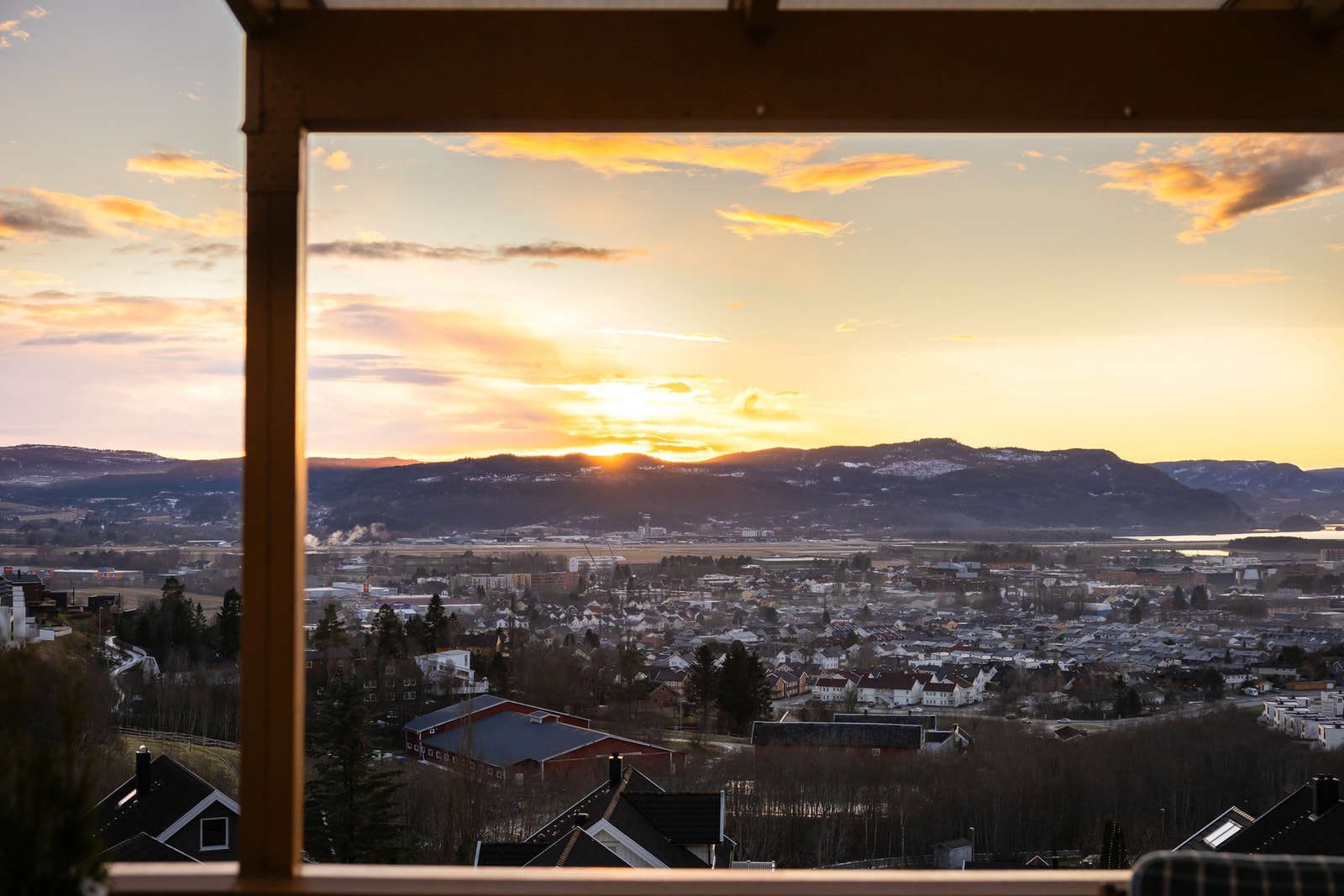 Fra verandaen har man gode solforhold fra tidlig formiddag til kveld, samt fantastisk utsikt mot Stjørdal, Trondheimsfjorden og Trondheim. Galleribilde
