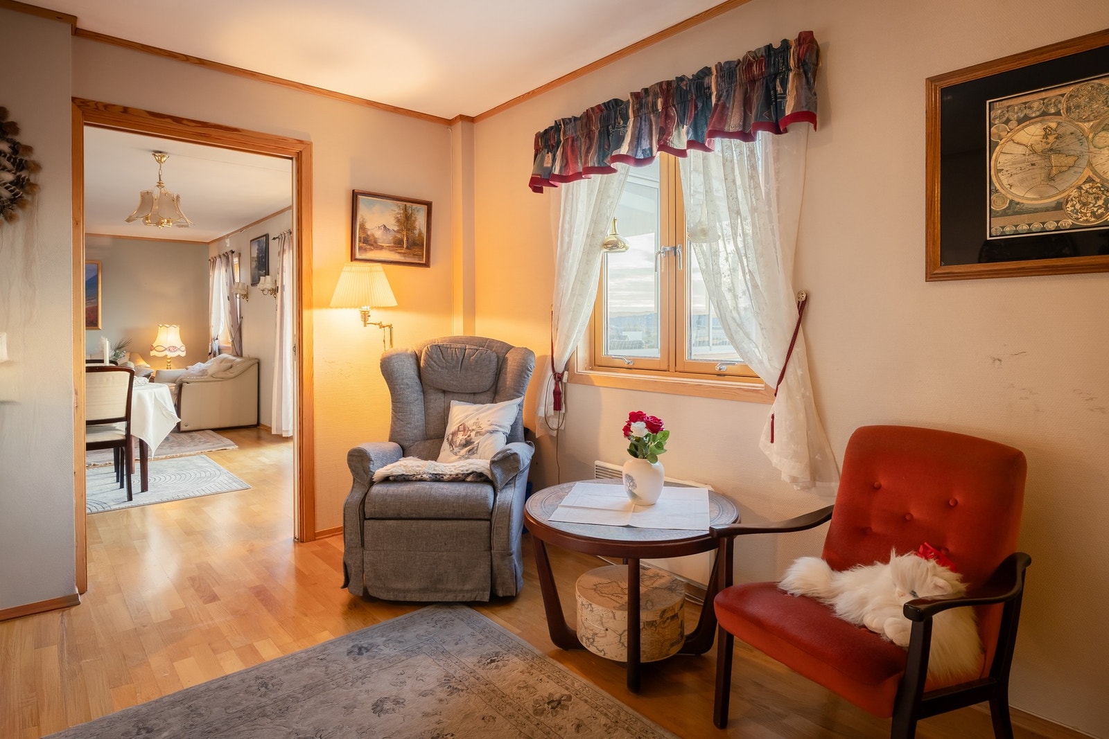 God plass med ca. 13 kvm, som derfor passer både som ekstra stue eller som et romslig soverom. Galleribilde