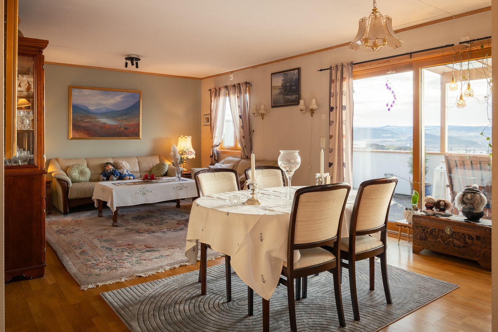 Flott stue som nyter godt av leilighetens store vindusflater som gir rikelig med naturlig lysinnslipp. Galleribilde