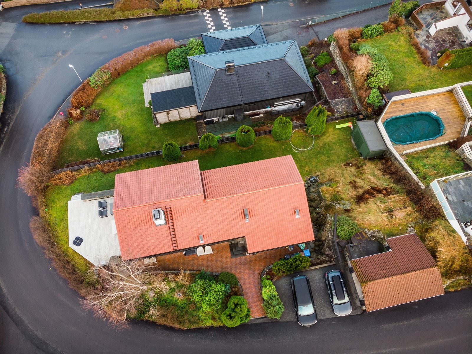 Boligen er målt til 260 kvm i BRA-i + garasje på 20 kvm BRA-e. Tomten er ca. 800 kvm. Galleribilde