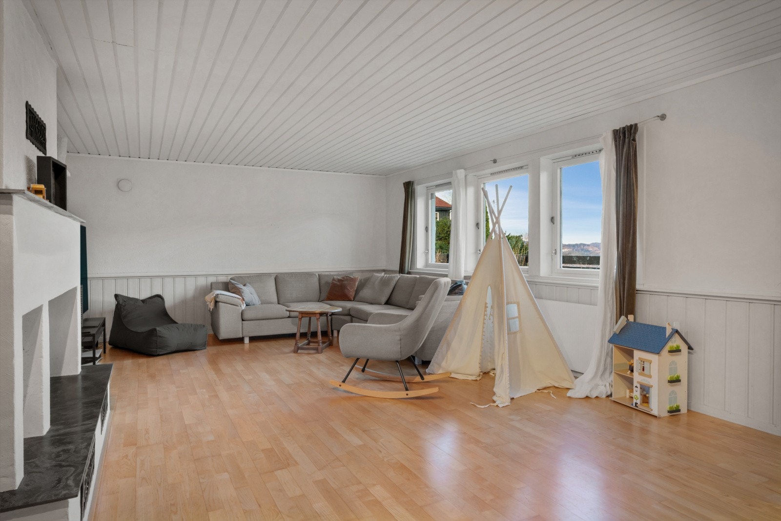 Stue i underetasje. Galleribilde