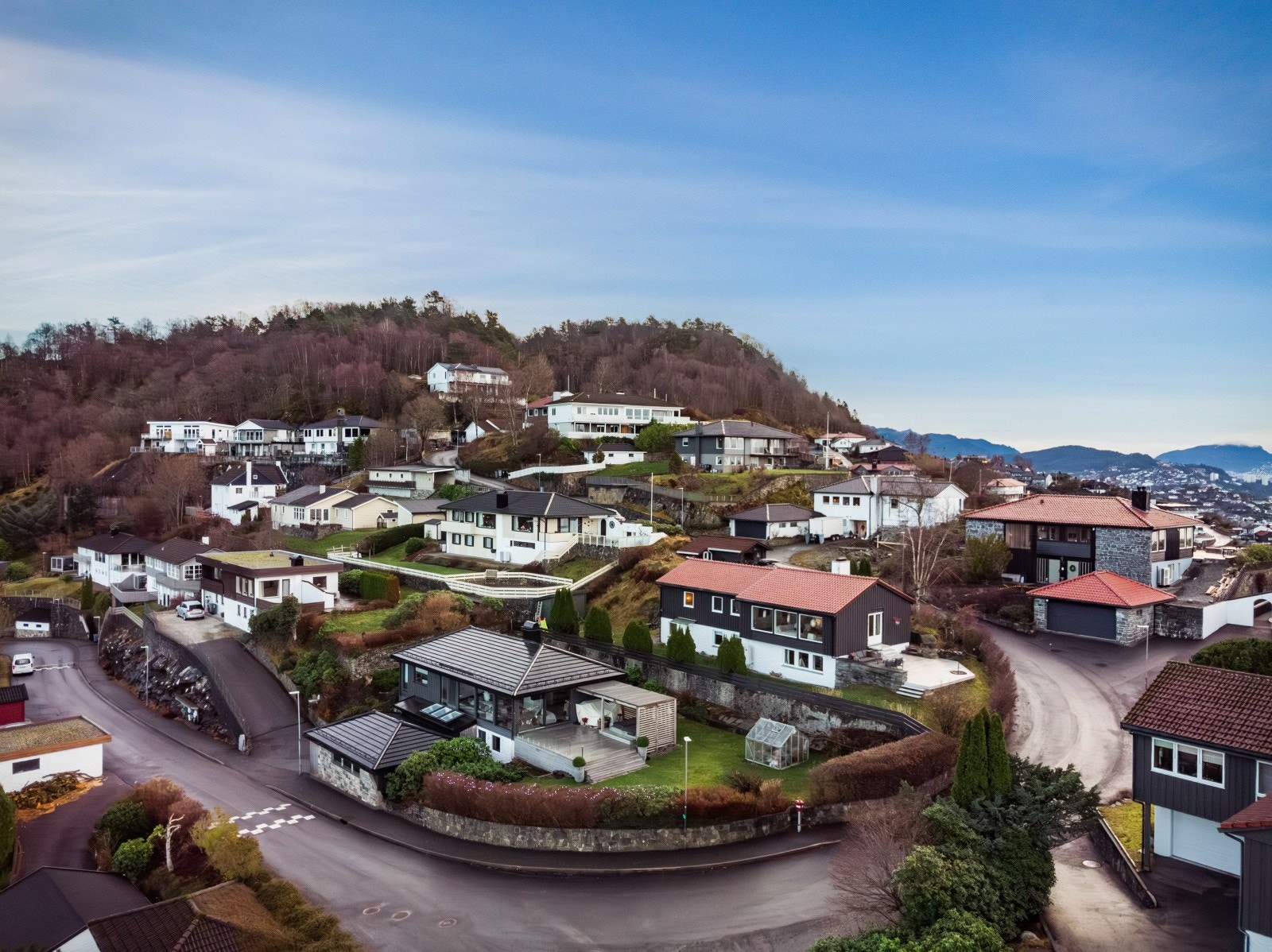 Helt på toppen finner vi nydelige Saudalskleivane 145. Eiendommen ligger høyt og fritt til i et etablert, rolig og svært barnevennlig område. Galleribilde