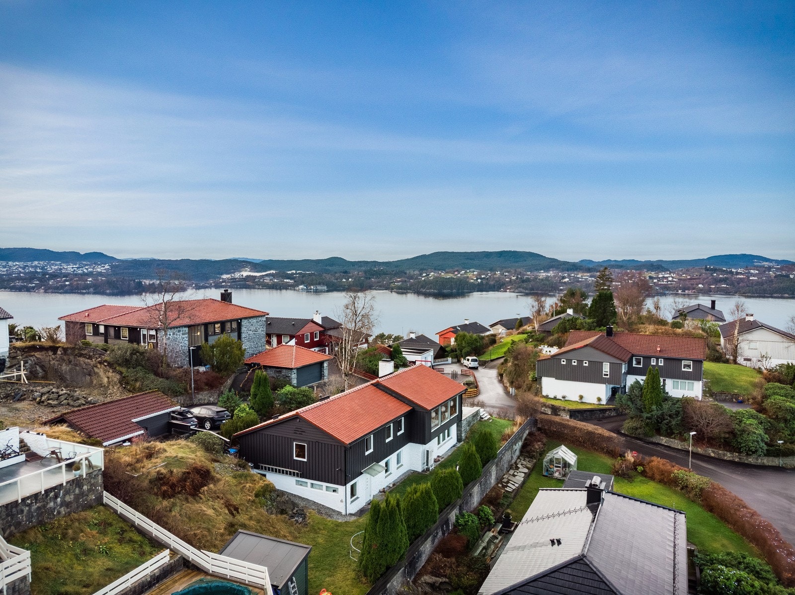 I Saudalskleivane bor man med den perfekte balansen mellom det sentrale og det landlige. Det er kort vei til alt man trenger av fasiliteter og servicetilbud, og nærmeste dagligvarebutikk er en ca. 3 minutters kjøretur unna. Galleribilde