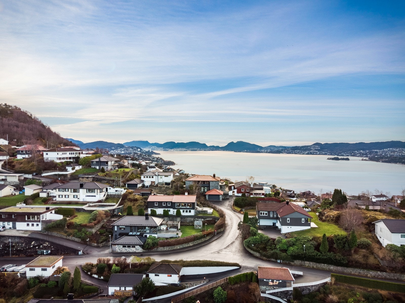 Eiendommen kan blant annet skilte med nydelige sol- og utsiktsforhold - med panoramautsikt over Herdlafjorden, Askøy, Salhusfjorden, Meland og Åsane-fjellene mm. Galleribilde