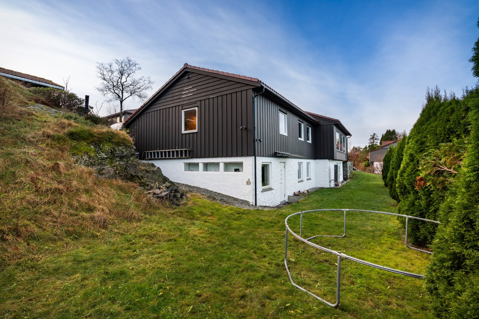 Fra nedsiden av huset finner vi inngangen til hybelen. Galleribilde