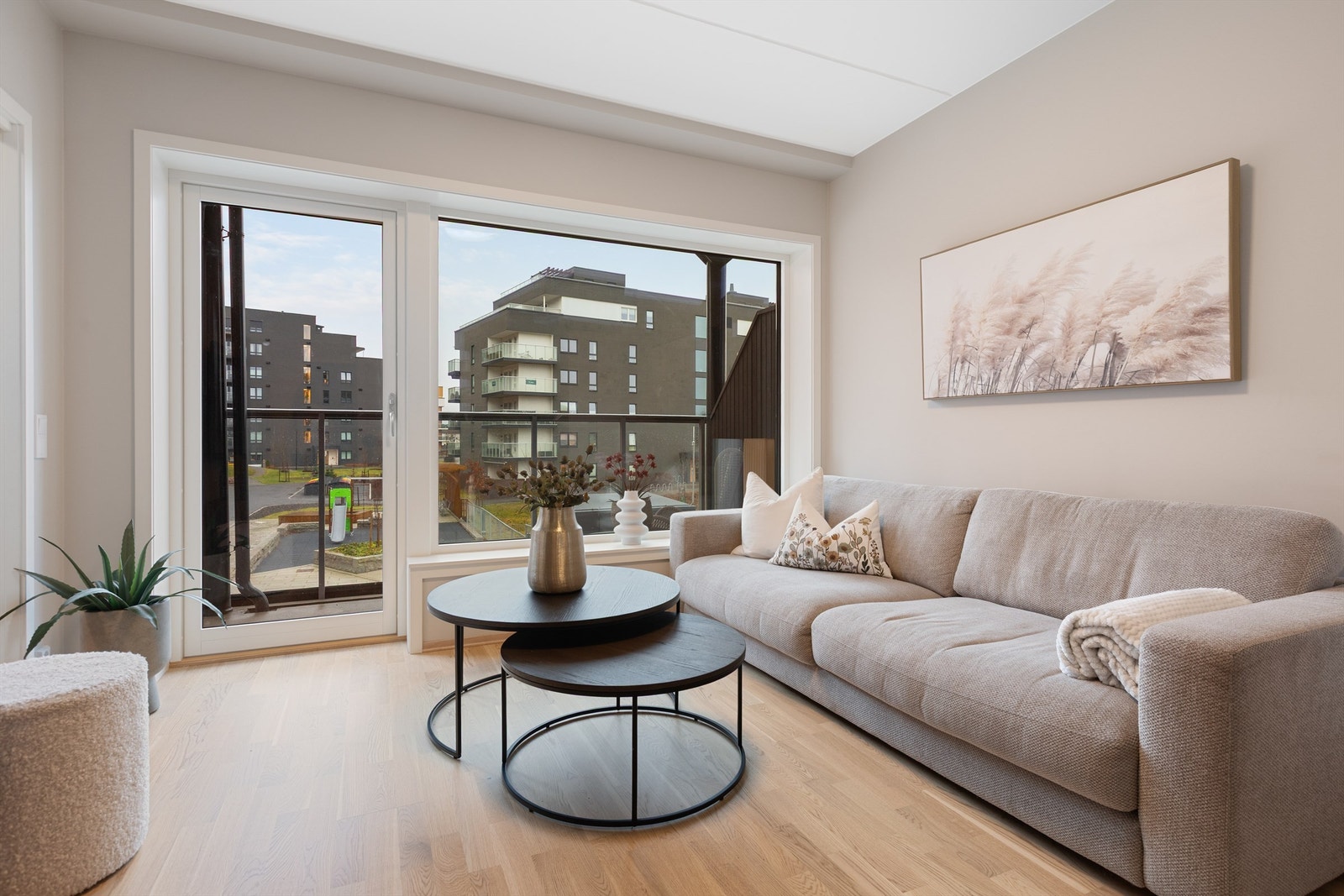 Stuen har utgang til nordvest-vendt balkong Galleribilde