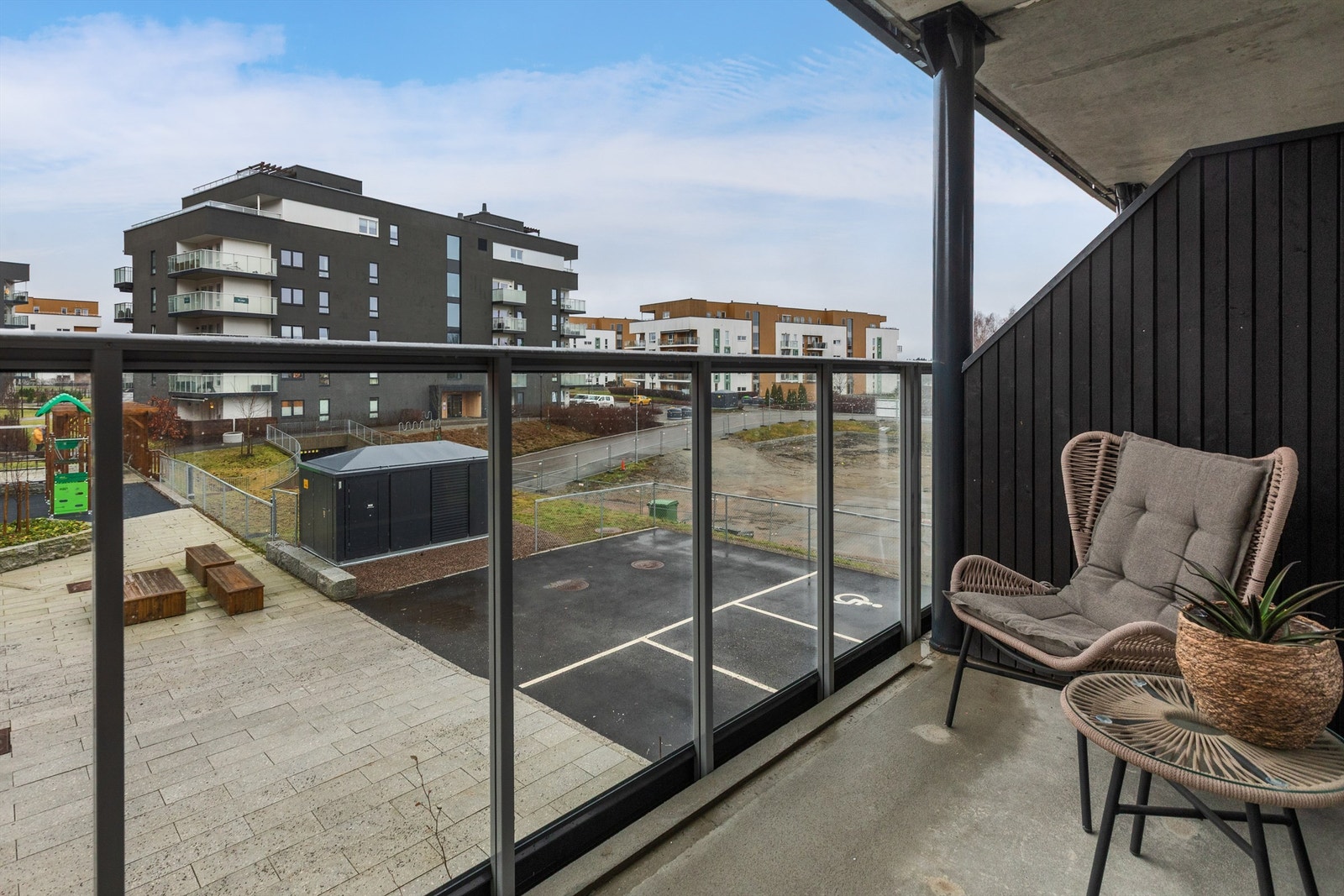 Balkong med rekkverk av metall og glass Galleribilde