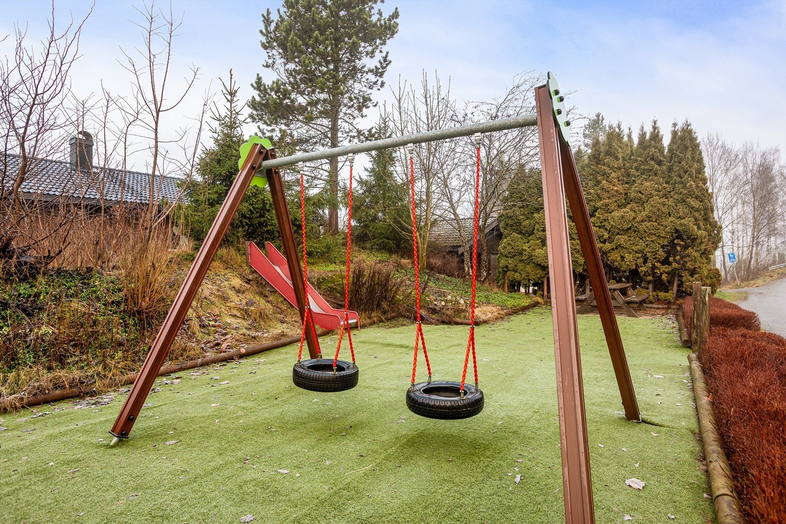 Området er meget barnevennlig med lekeplass og kort vei til fjorden Galleribilde