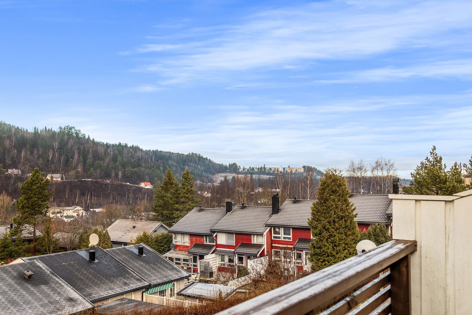 Boligen ligger høyt i Slemmestad og har flott utsikt fra nordvest-vendt veranda Galleribilde
