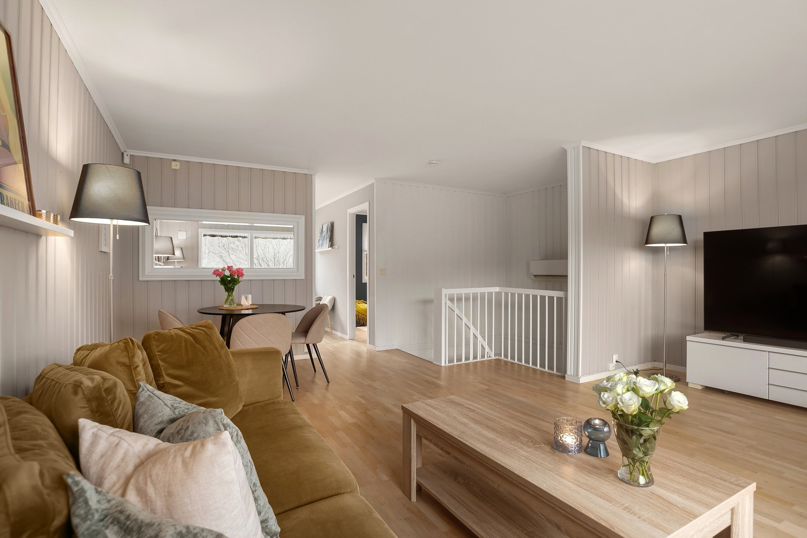 1. etasjen består av et soverom og stue- kjøkken i en delvis åpen løsning Galleribilde