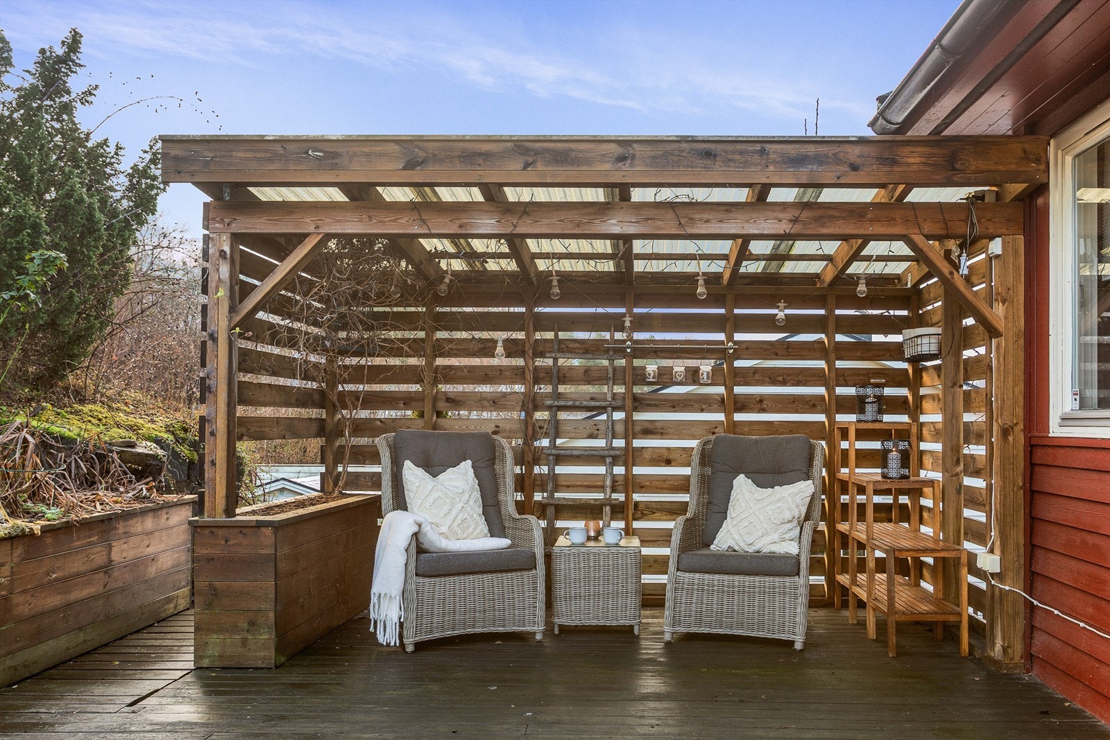 Her er det både plass til utendørs spisebord og sittegruppe Galleribilde