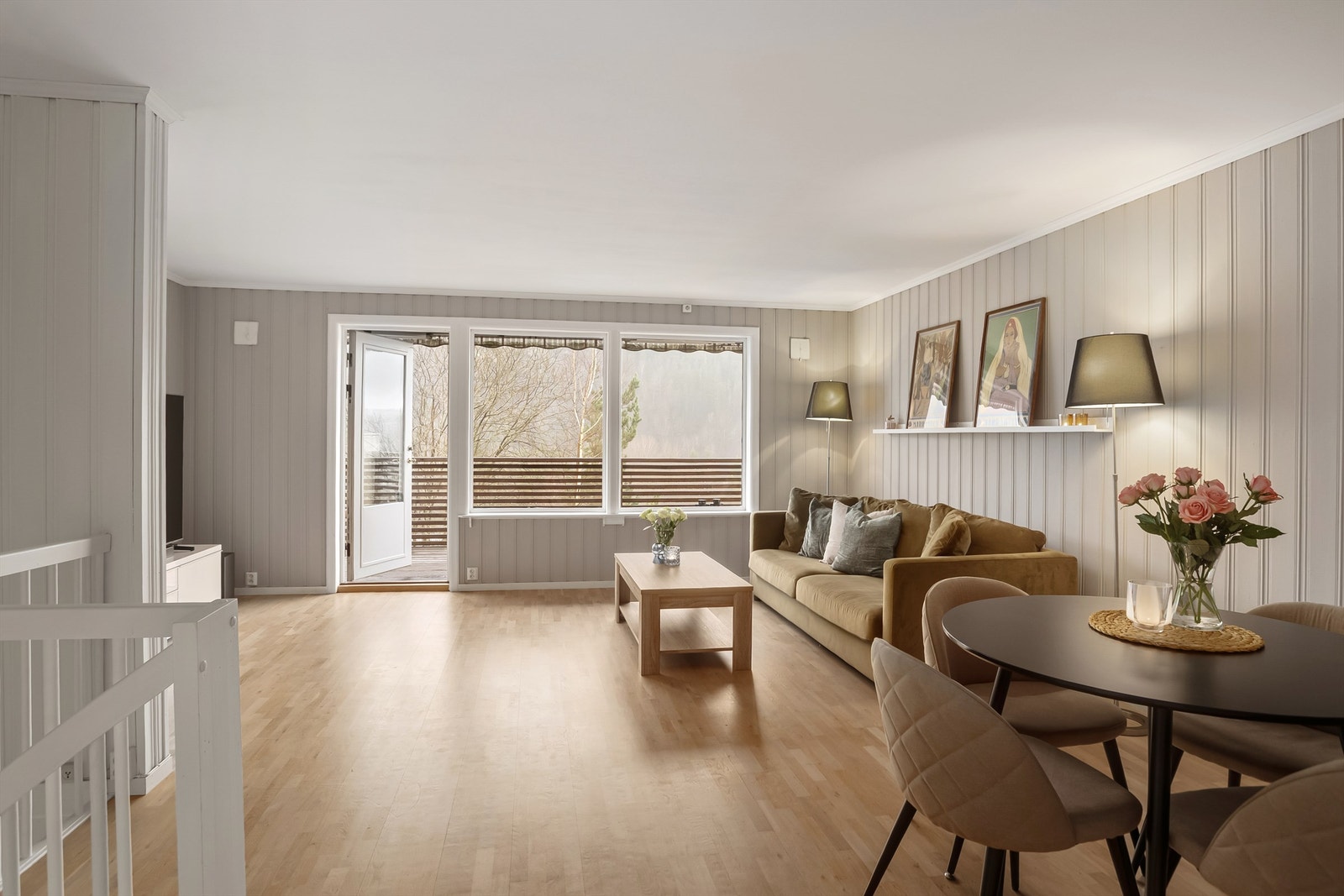 Luftig stue med utgang ut til større veranda Galleribilde