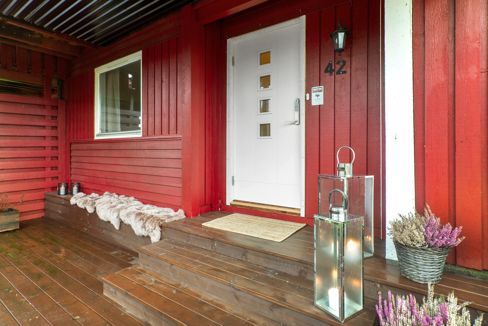 Velkommen inn - Hyggelig overbygget inngangsparti Galleribilde