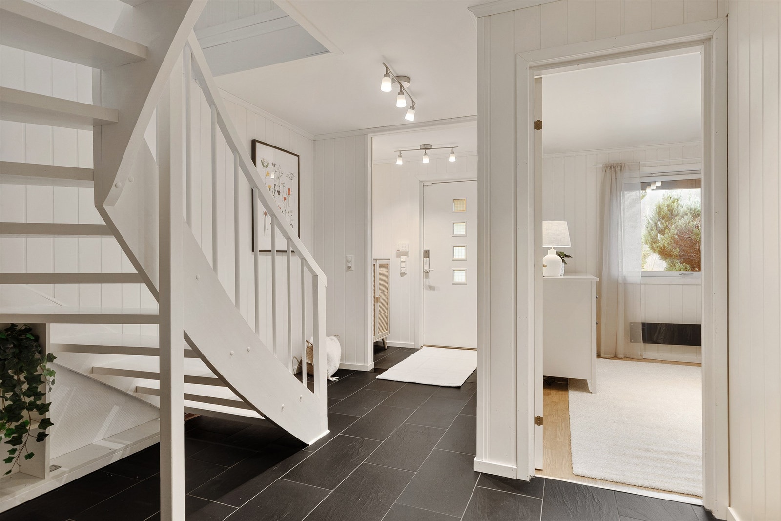 Entréen med gulvvarme og god plass til å henge fra seg ytterklær Galleribilde