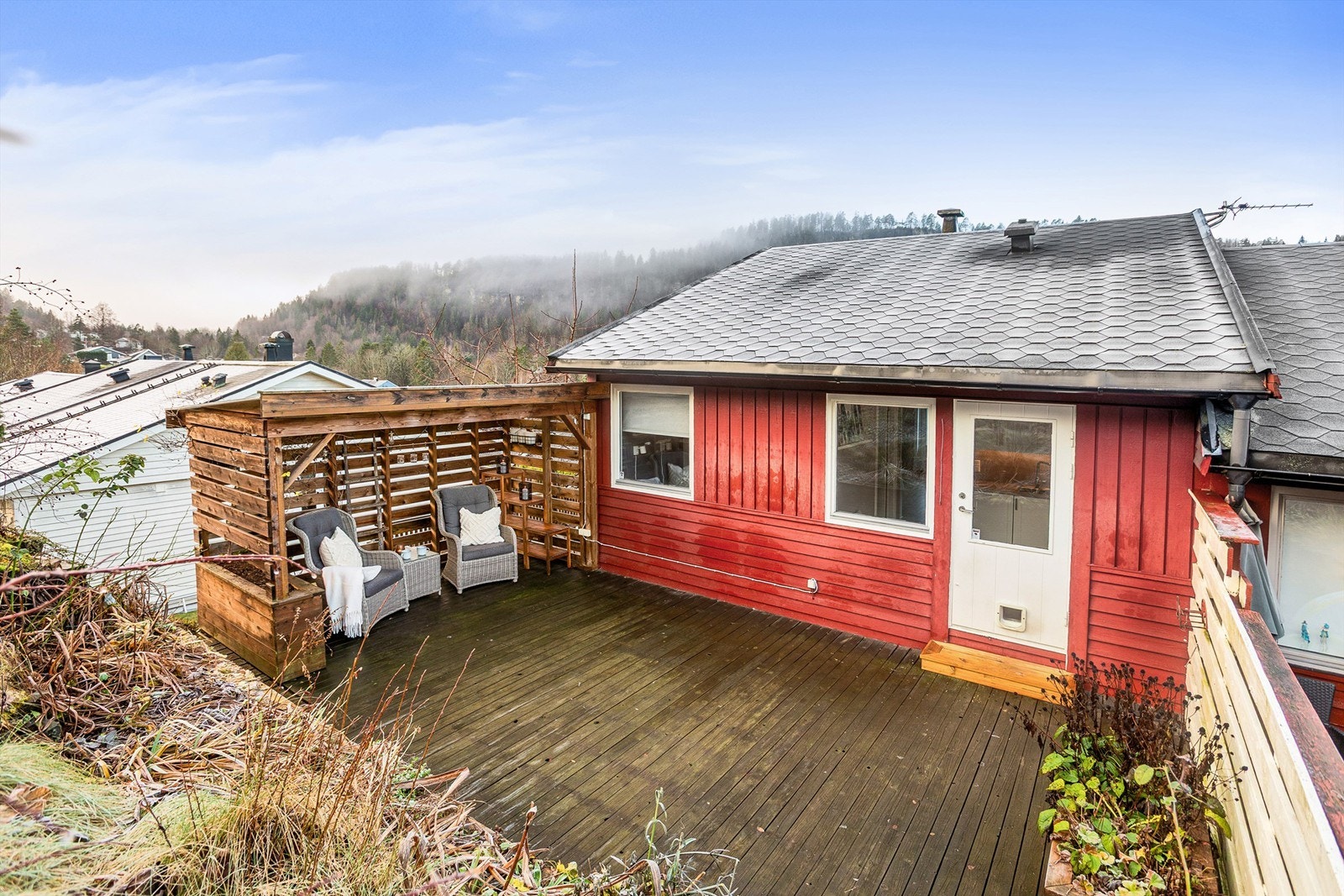 Koselig platting på baksiden av boligen med sittegruppe Galleribilde