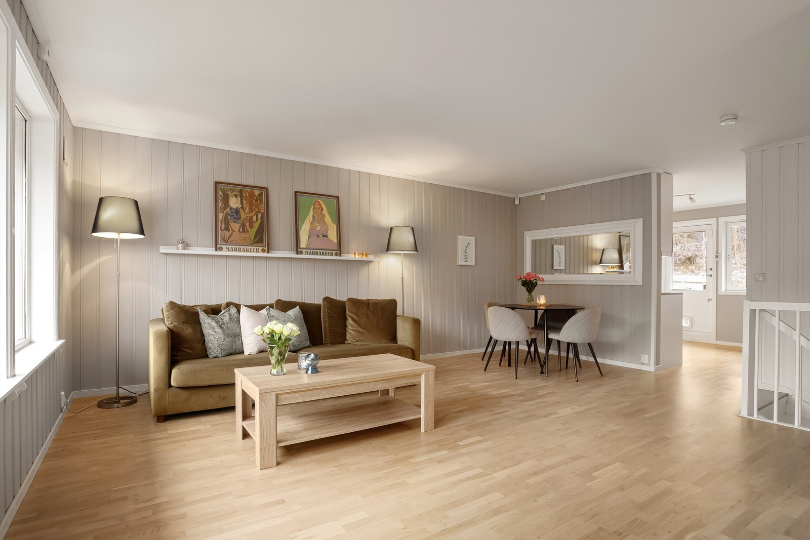 God plass til sofa, tv-seksjon og spisebord Galleribilde