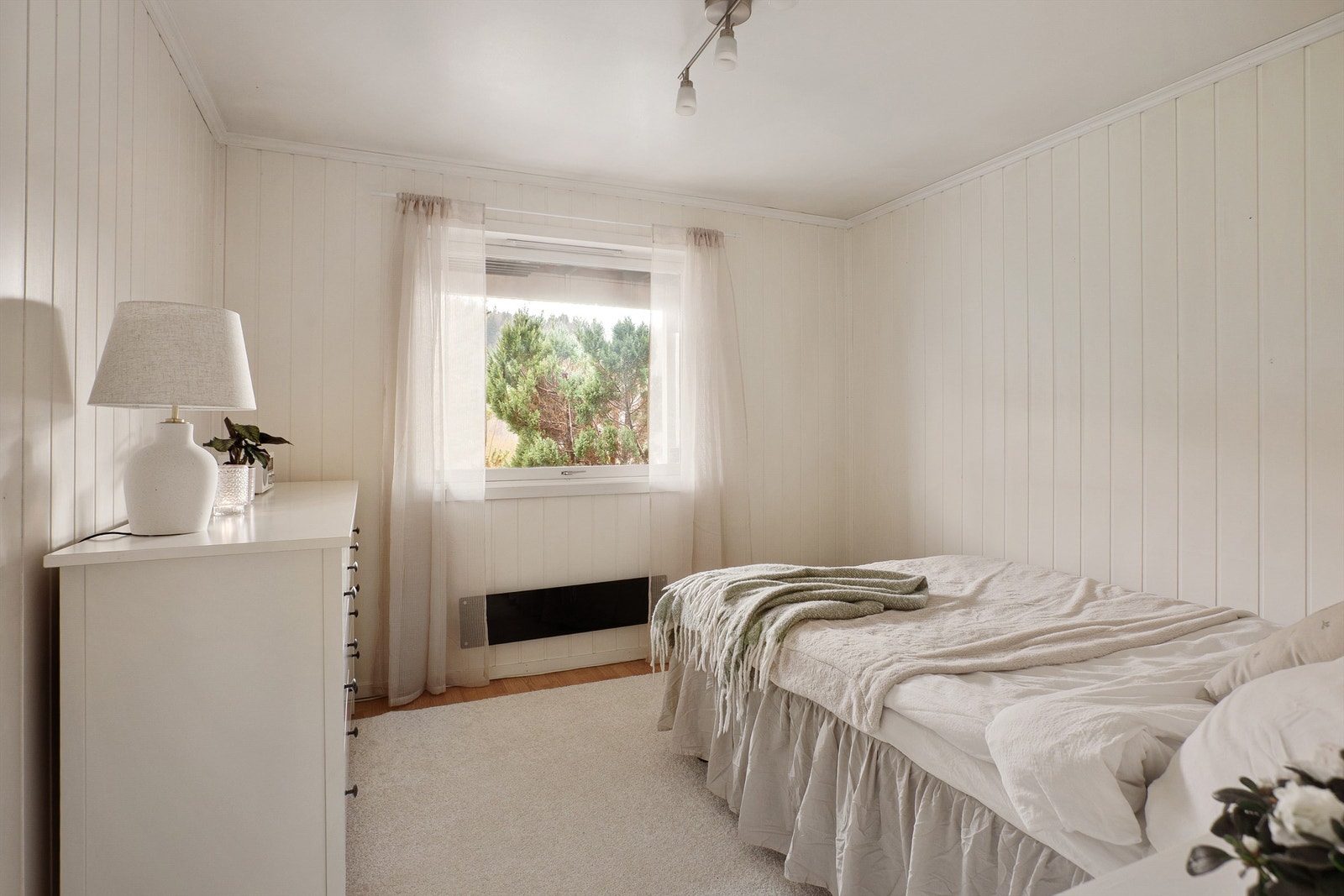 Soverom 1 - Gode innredningsmuligheter med plass til større seng Galleribilde