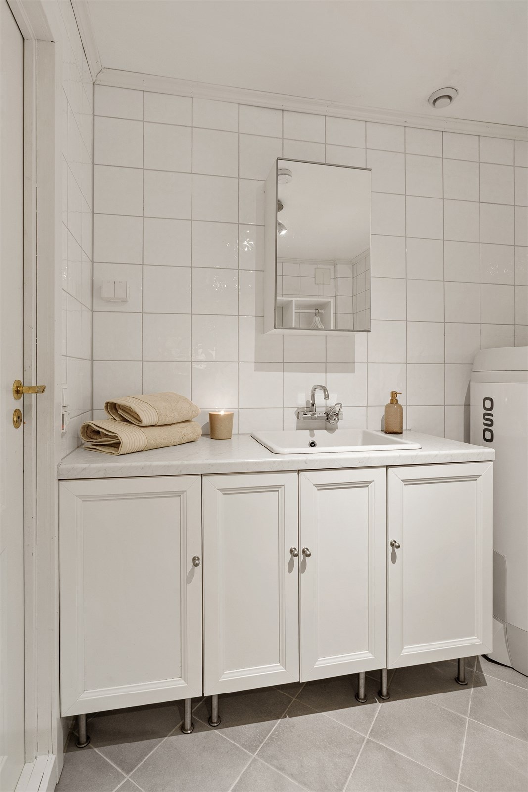 Vaskerommet har smart innredning med plass til oppbevaring av baderomsartikler Galleribilde