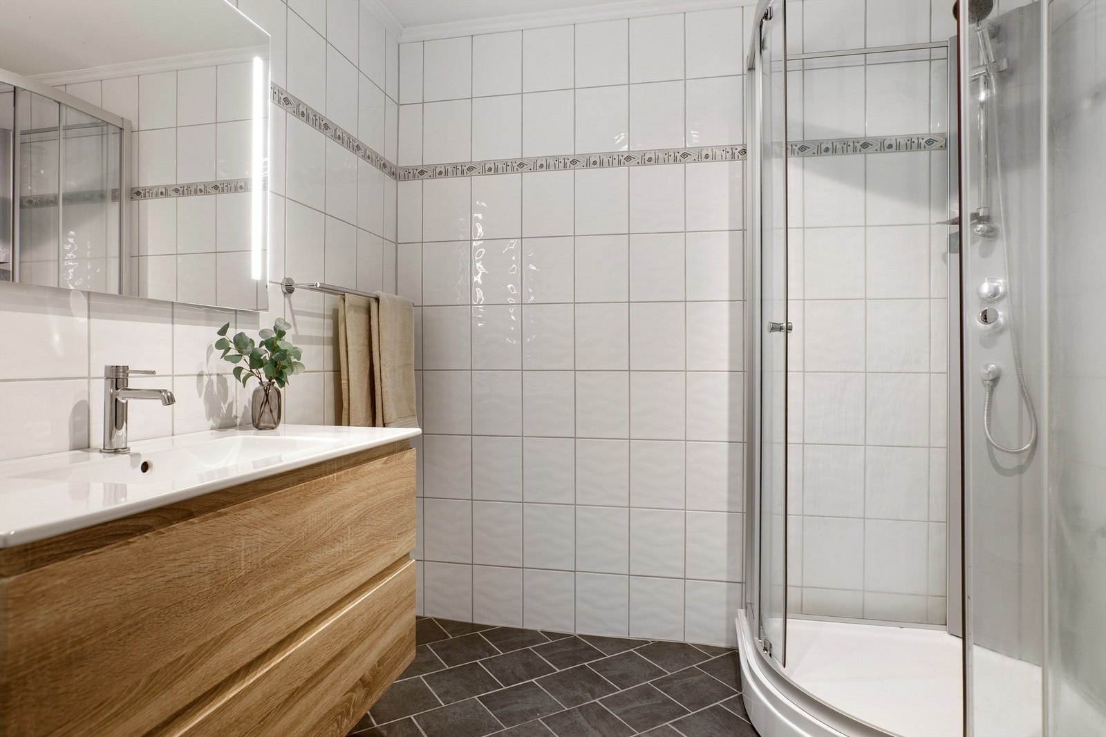 Flislagt bad med innredning fra 2025 Galleribilde