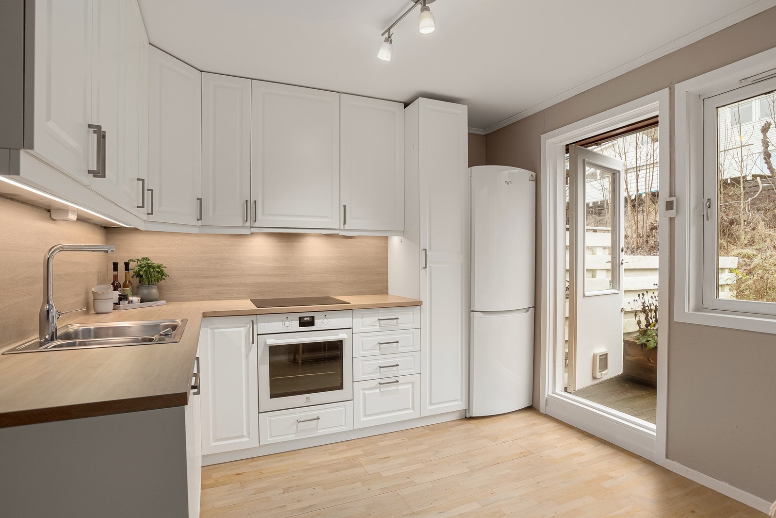 Pen innredning på kjøkkenet og utgang til platting på baksiden Galleribilde