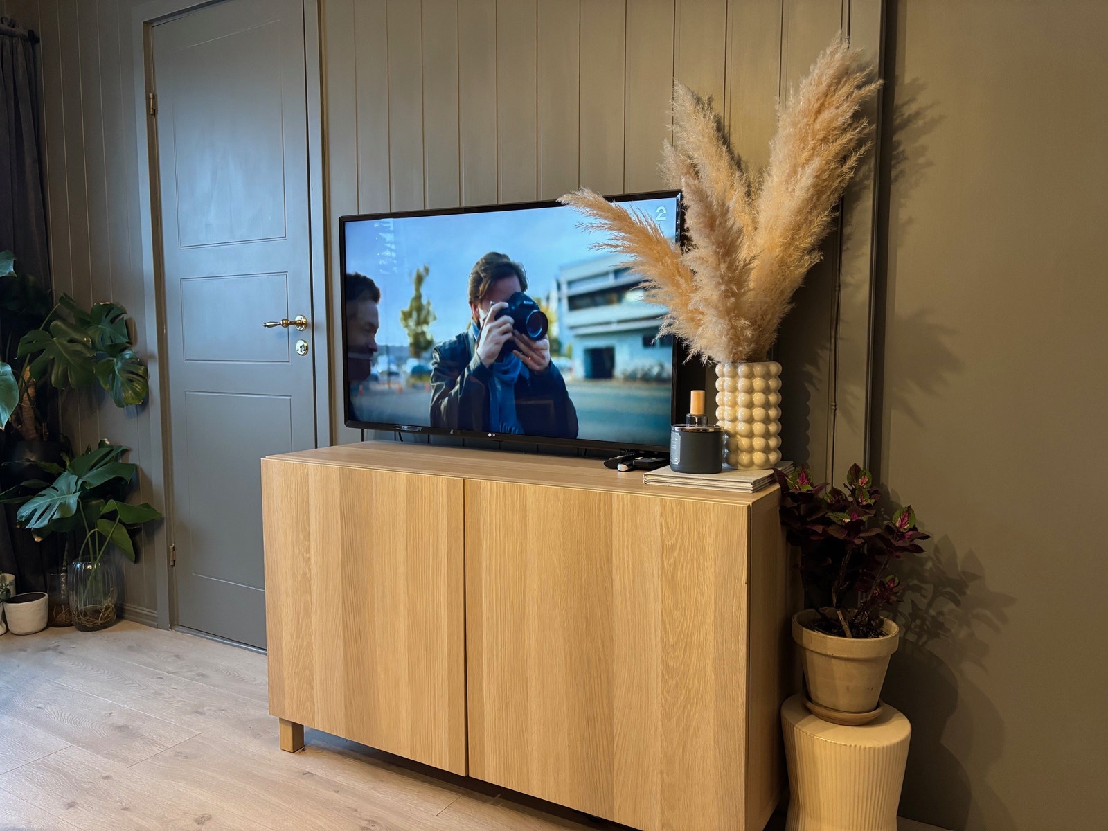 TV-benk med god oppbevaringsmulighet Galleribilde