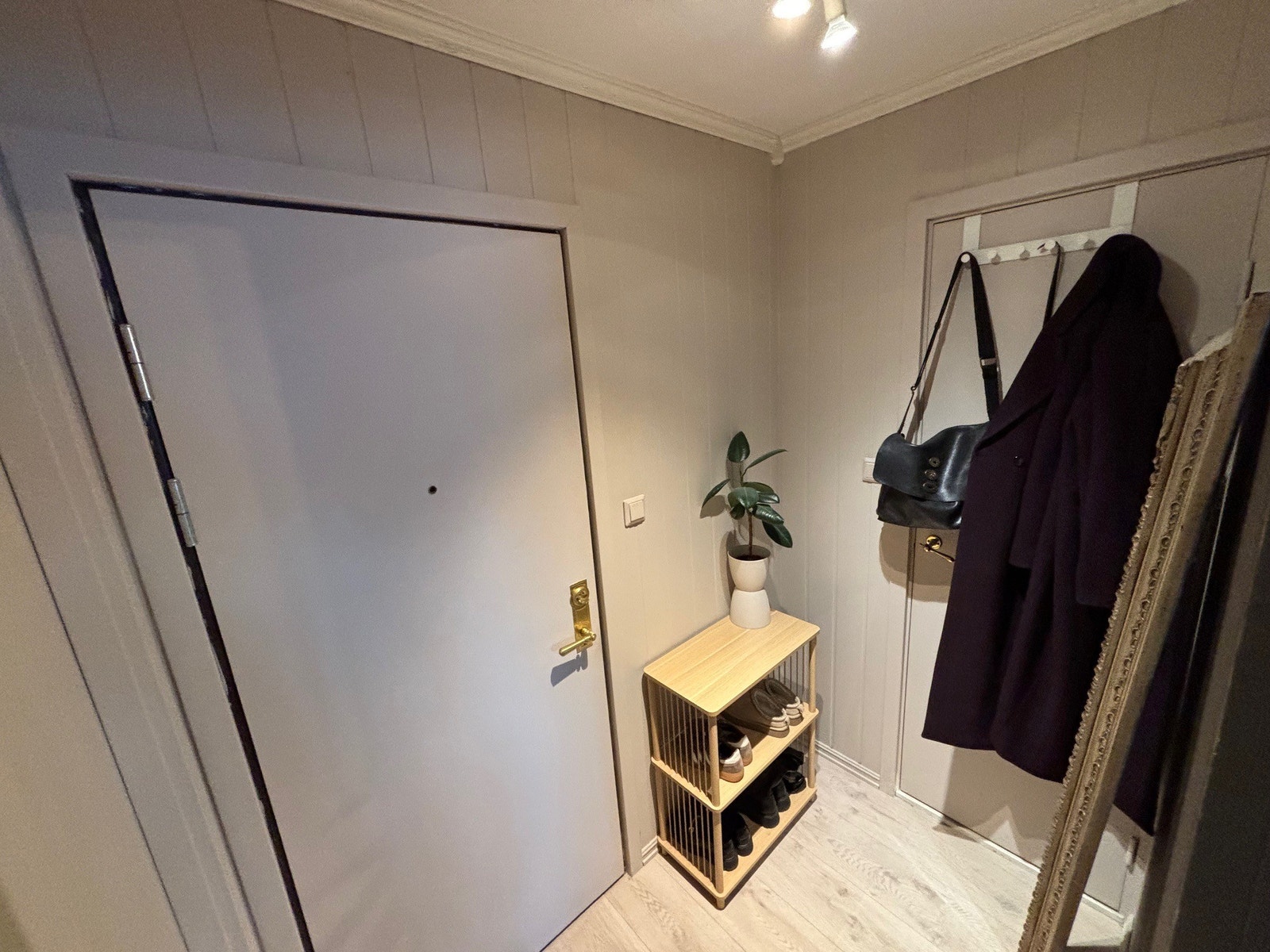 Inngang med skooppbevaring, speil og oppheng til jakker Galleribilde