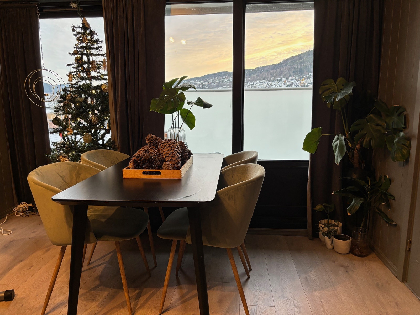 Stue med spiseplass for 4 personer Galleribilde