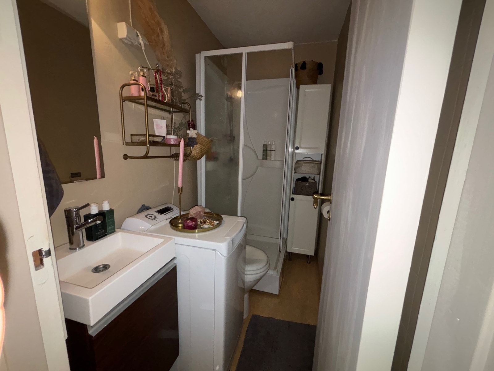 Bad med liten vaskemaskin Galleribilde