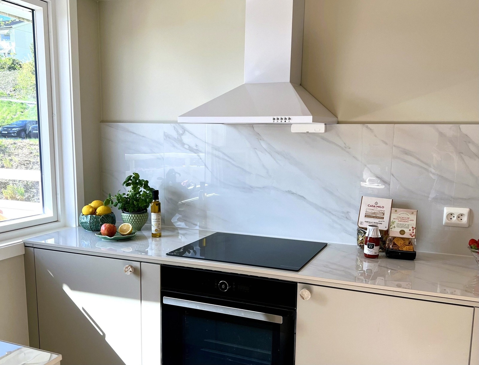 Alle hvitevarene - stekeovn, platetopp, oppvaskemaskin og kjøleskap - er helt nye Galleribilde