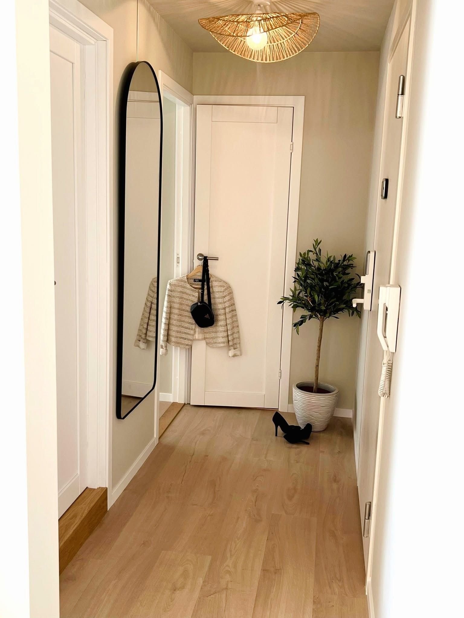 Du kommer inn i leiligheten via en romslig gang Galleribilde