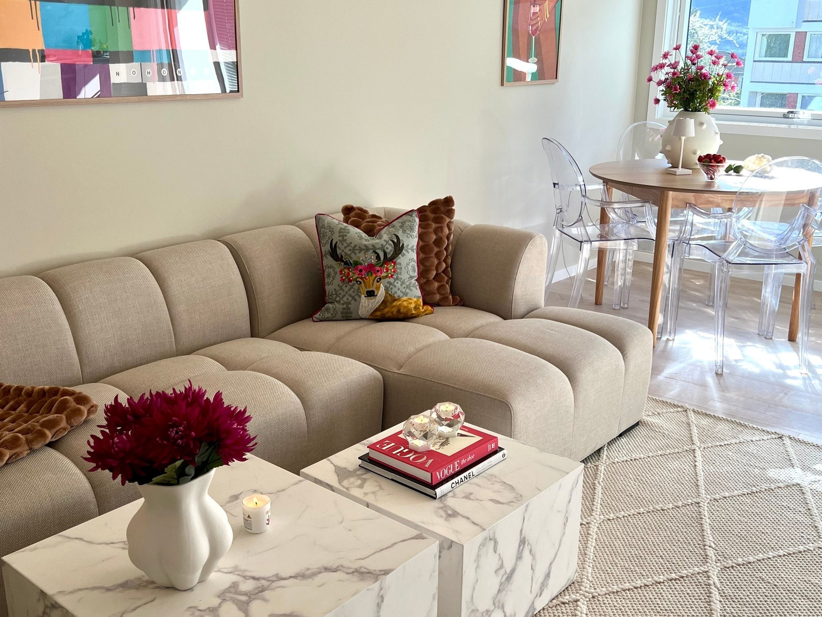 Slapp av i sofaen med en god serie eller en god bok Galleribilde