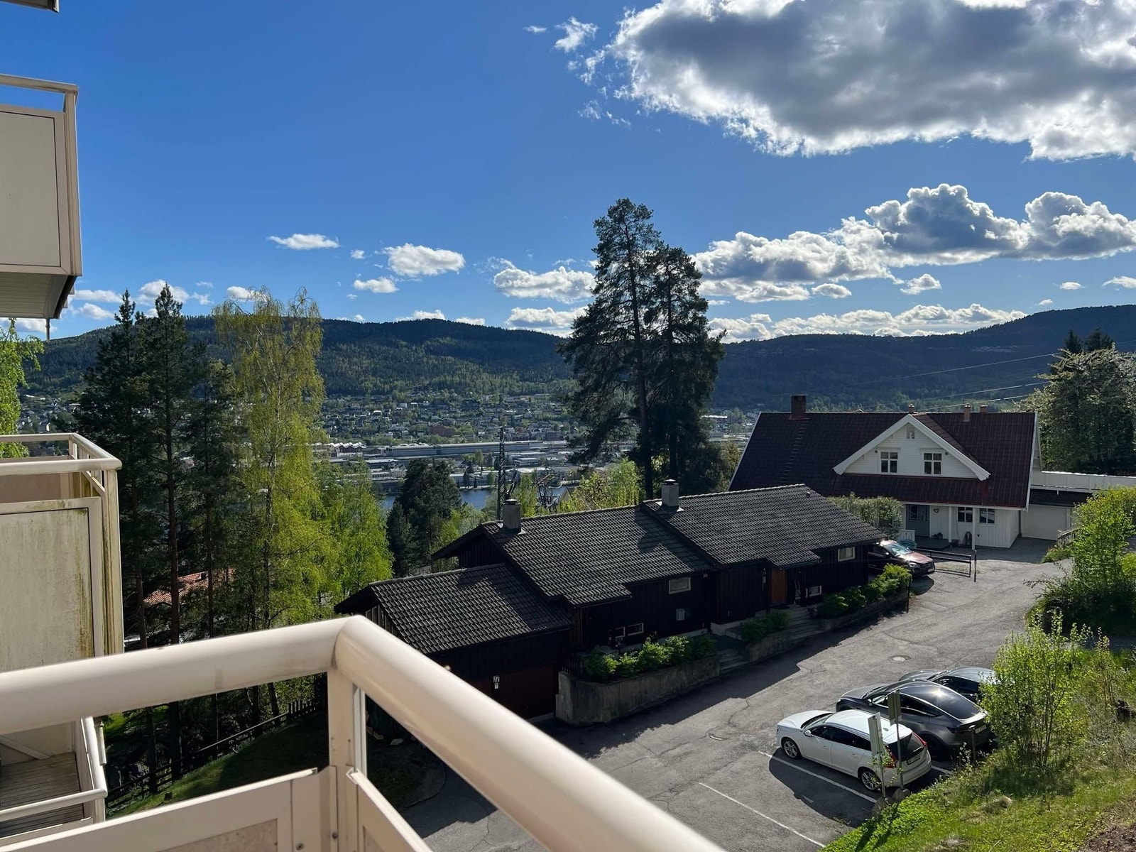 Fra terrassen kan du nyte utsikten over Drammen Galleribilde