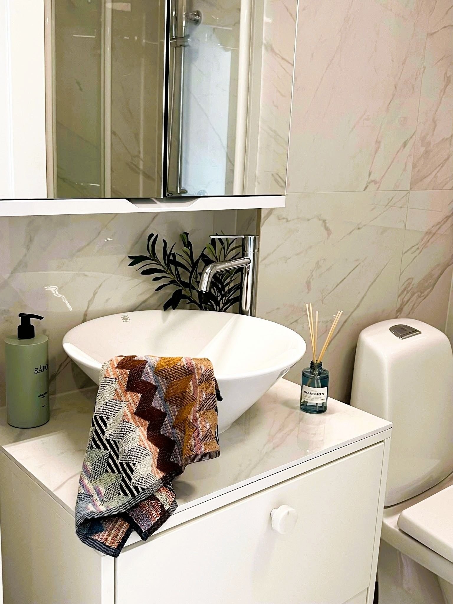 Badet er oppgradert med nye fliser og ny innredning Galleribilde