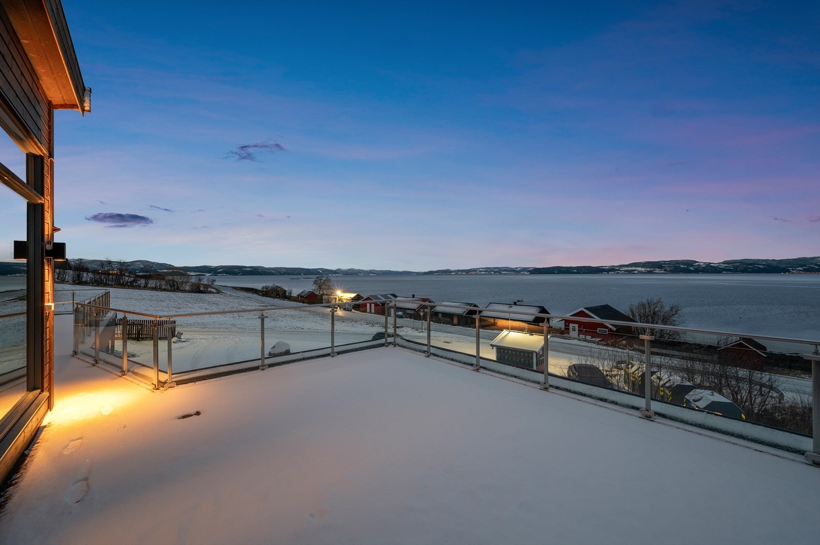 Idyllisk beliggenhet med umiddelbar nærhet til fjorden. Galleribilde